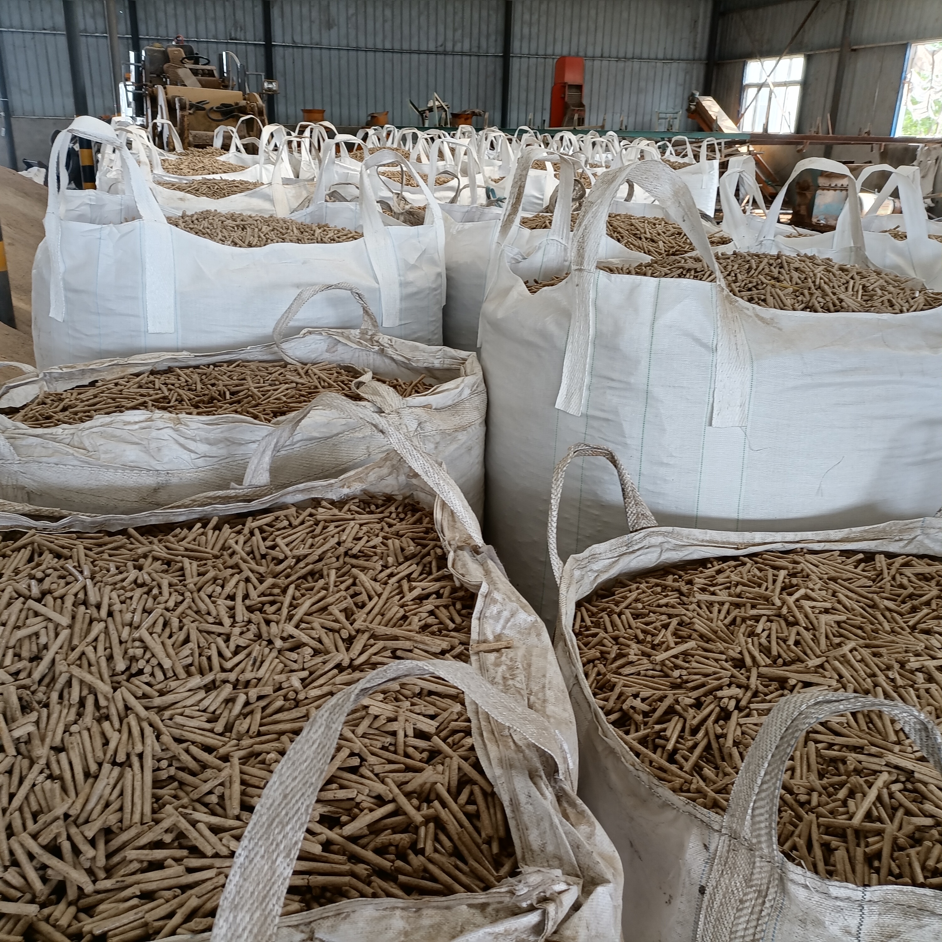 生物質(zhì)成型燃料廠家 環(huán)保顆粒燃料 生物質(zhì)鋸末顆粒價格