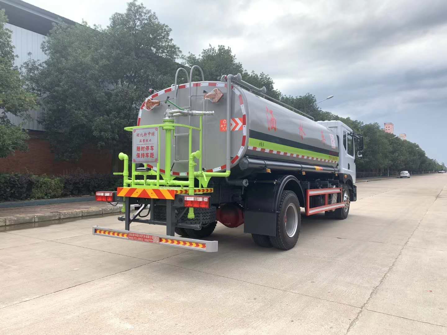 廣州佛山灑水車專賣店?yáng)|風(fēng)天錦灑水