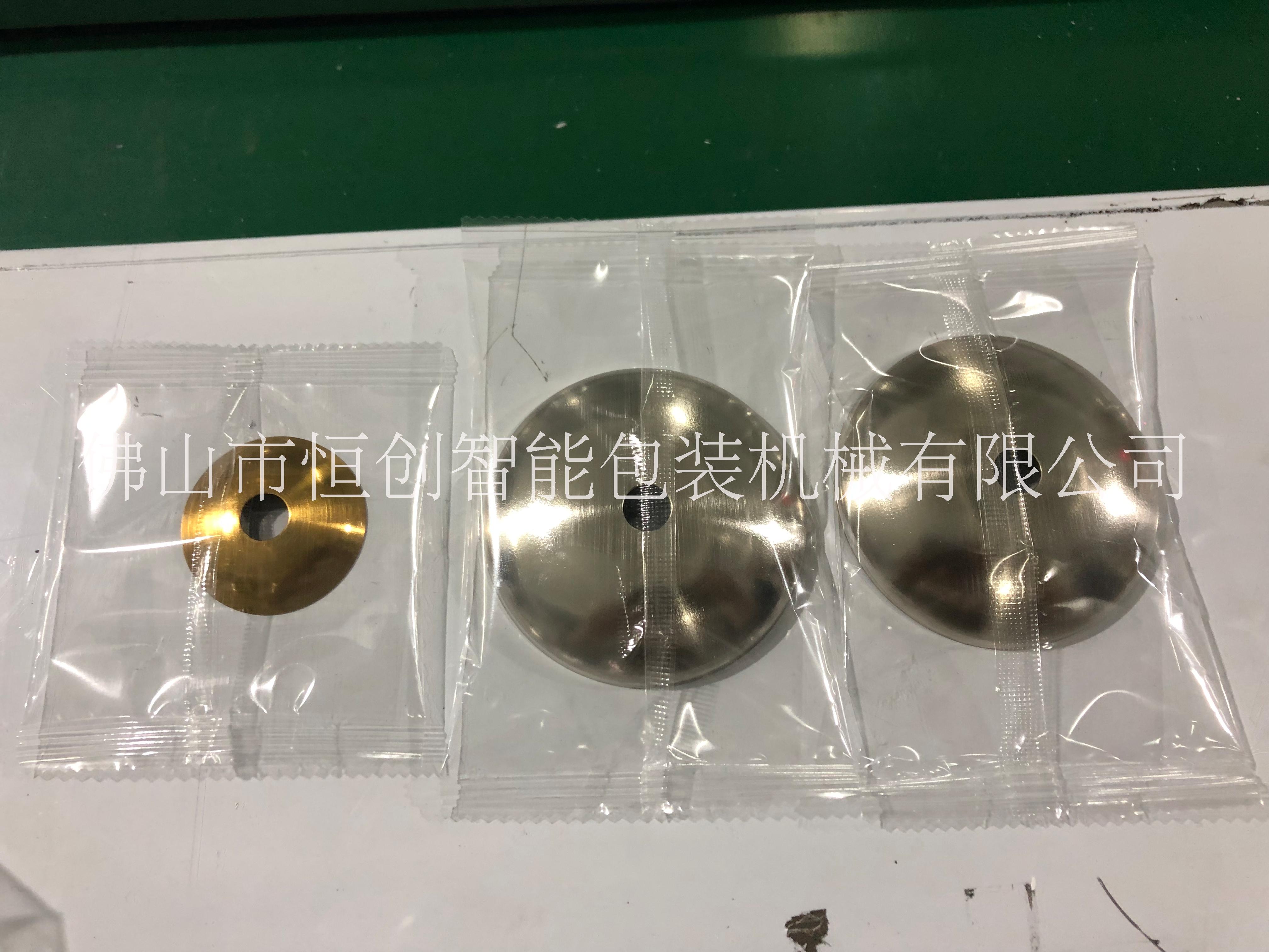 枕式多功能包裝機，枕式自動化包裝機，螺絲包裝機，