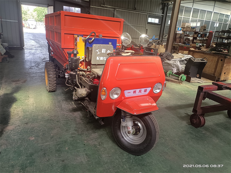 新疆有機(jī)肥撒肥車  顆粒肥撒肥車廠家