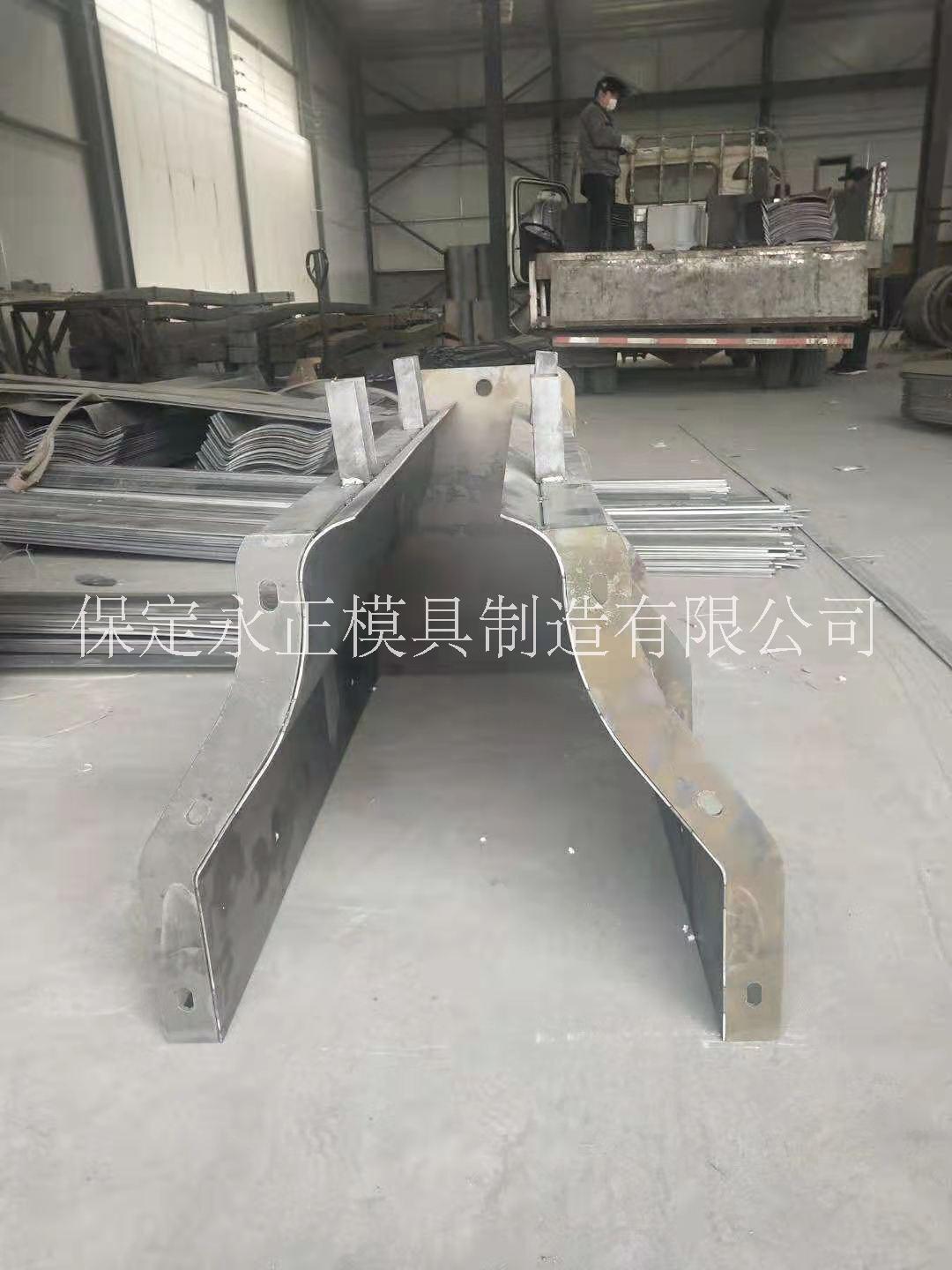 安全島模具，收費(fèi)站安全島鋼模具，永正模具制造廠家