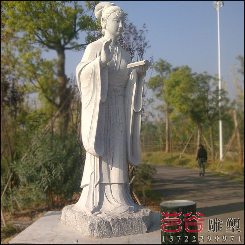 戶外石雕人物