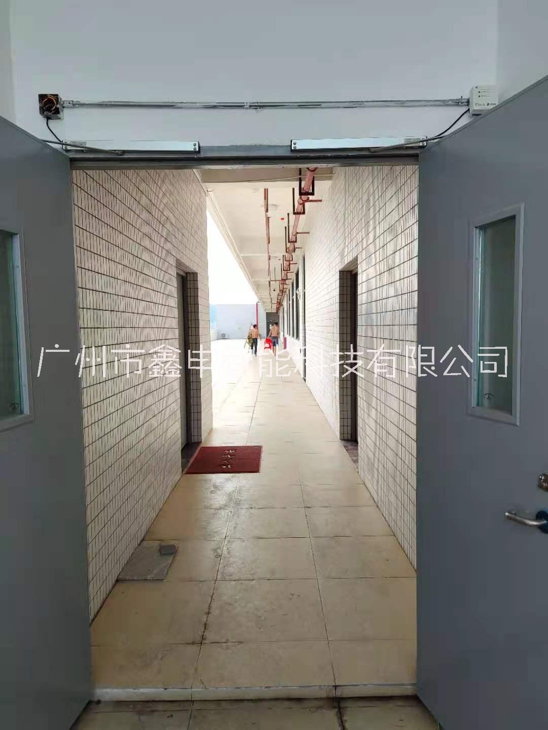 電動閉門器廣州鑫申聯(lián)動閉門器XS-LD01 常開式防火門控制聯(lián)動裝置廠家批發(fā)