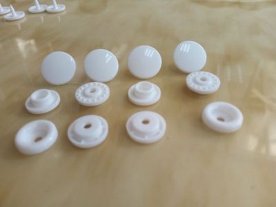 廠家生產(chǎn)環(huán)保T5塑料四合扣 樹脂扣批發(fā)