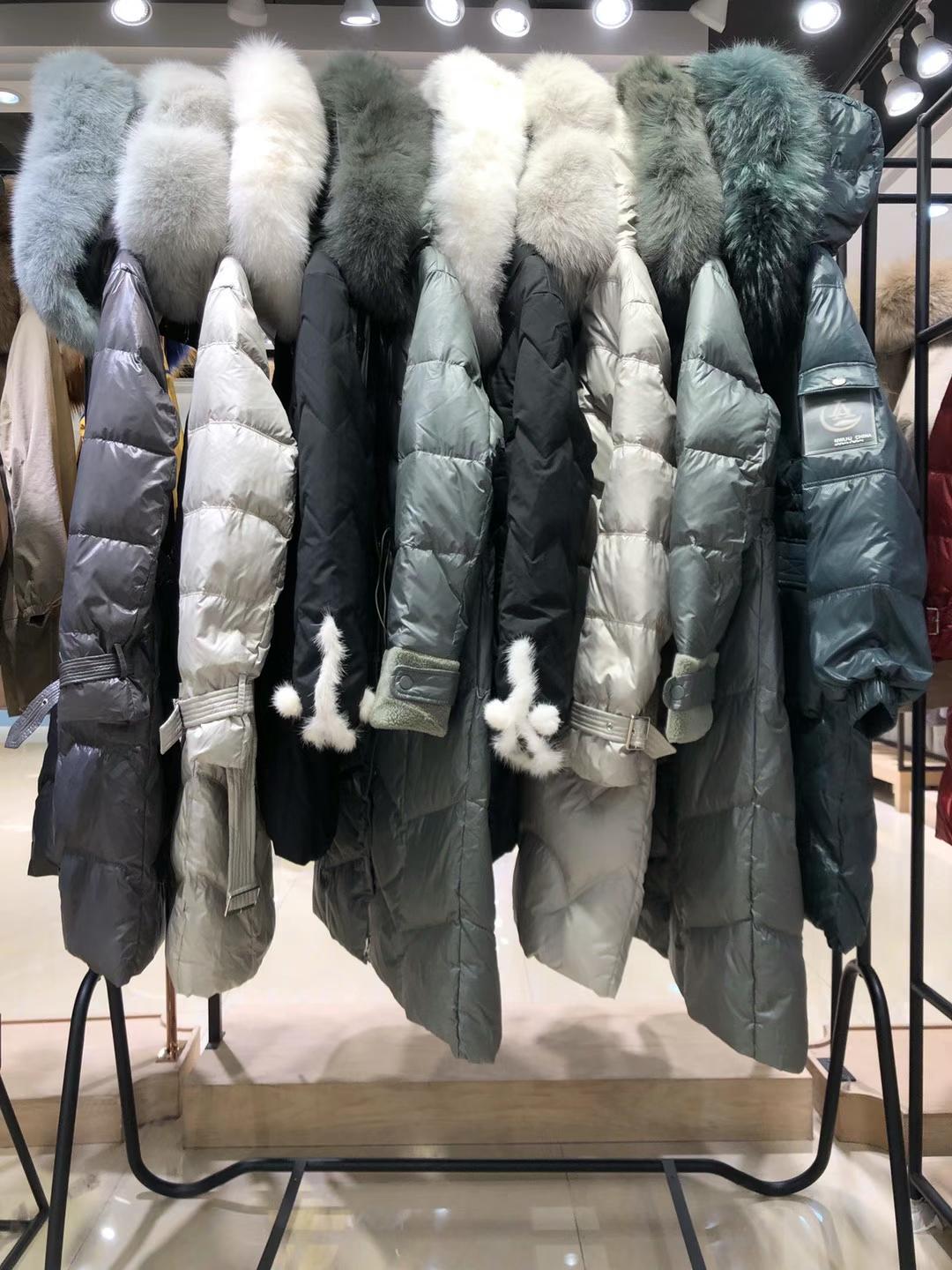 當(dāng)季新款女裝蔻姿絨羽服2021冬大 牌折扣女裝廠家一手貨源批發(fā)