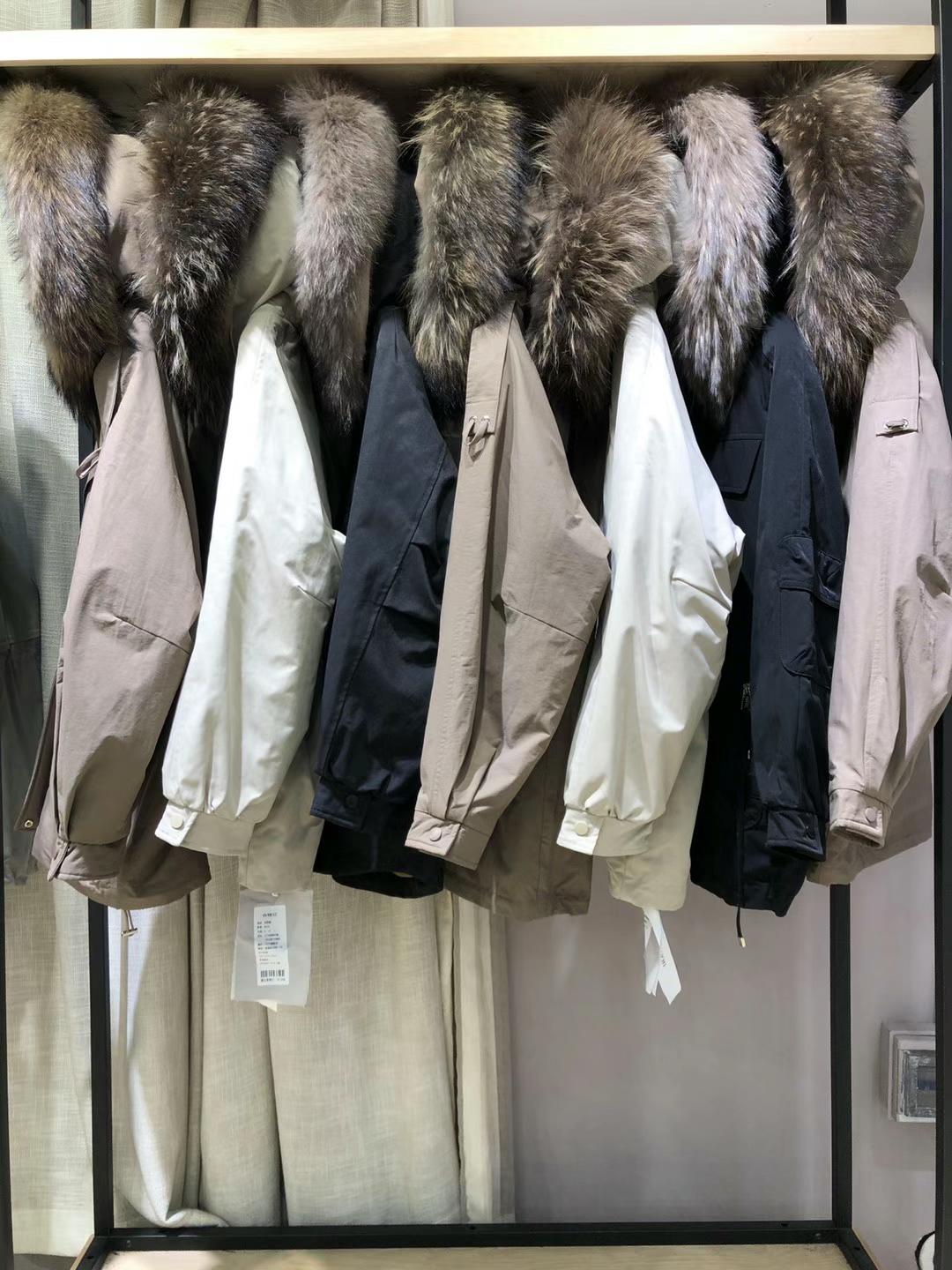 高 級(jí)領(lǐng)派克服晨晨國(guó)際2021冬品牌女裝尾貨批發(fā)市場(chǎng)哪里時(shí)尚便宜