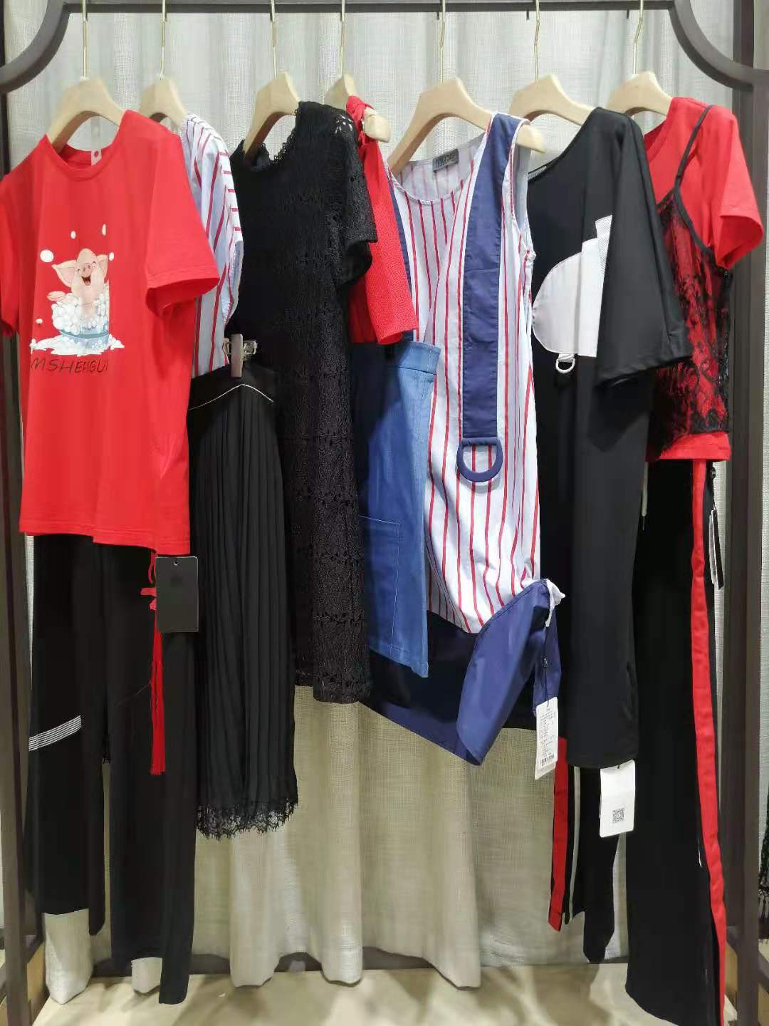 大 牌品牌瑪絲圖夏國內(nèi)知 名品牌折扣女裝尾貨批發(fā)商