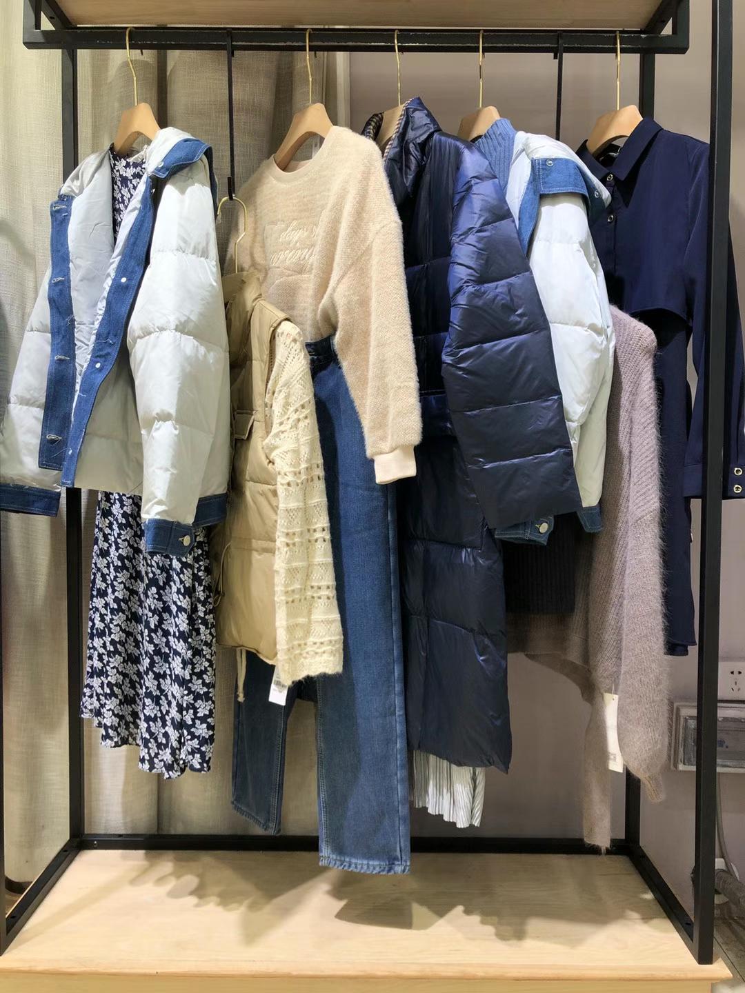 紛漫2021秋冬杭州知 名品牌折扣女裝專柜撤柜貨源批發(fā)淘寶直播貨源供應(yīng)商