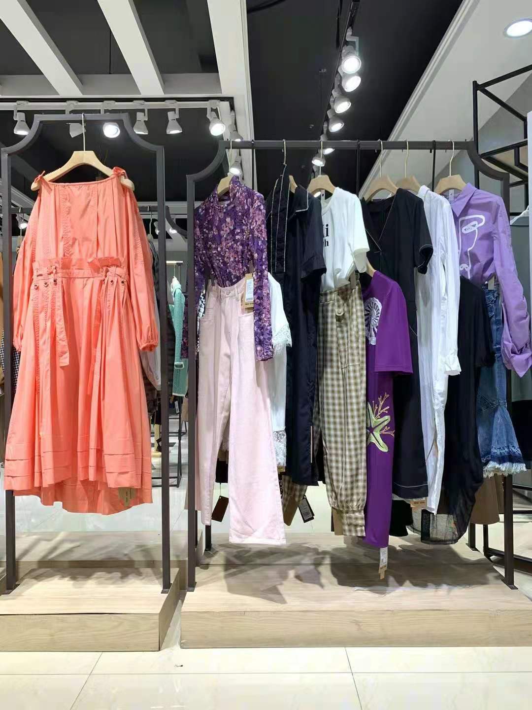 國內(nèi)品牌音色秋冬折扣女裝直播貨源走份批發(fā)