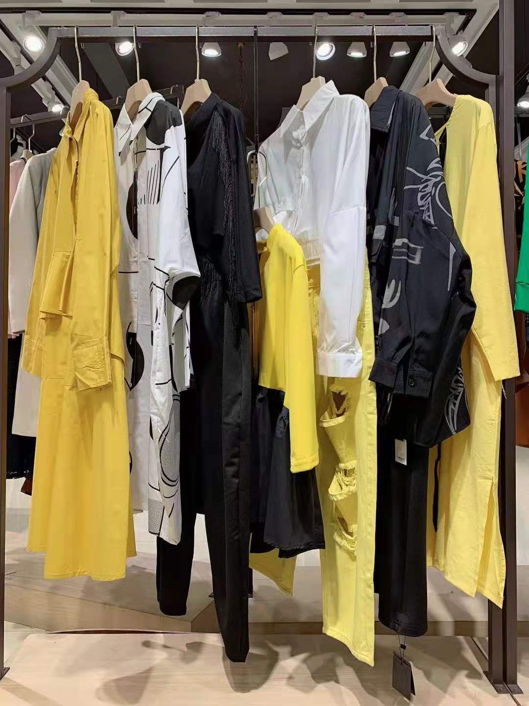 意大利品牌 九度花絮秋冬女裝折扣尾貨庫存批發(fā)渠道