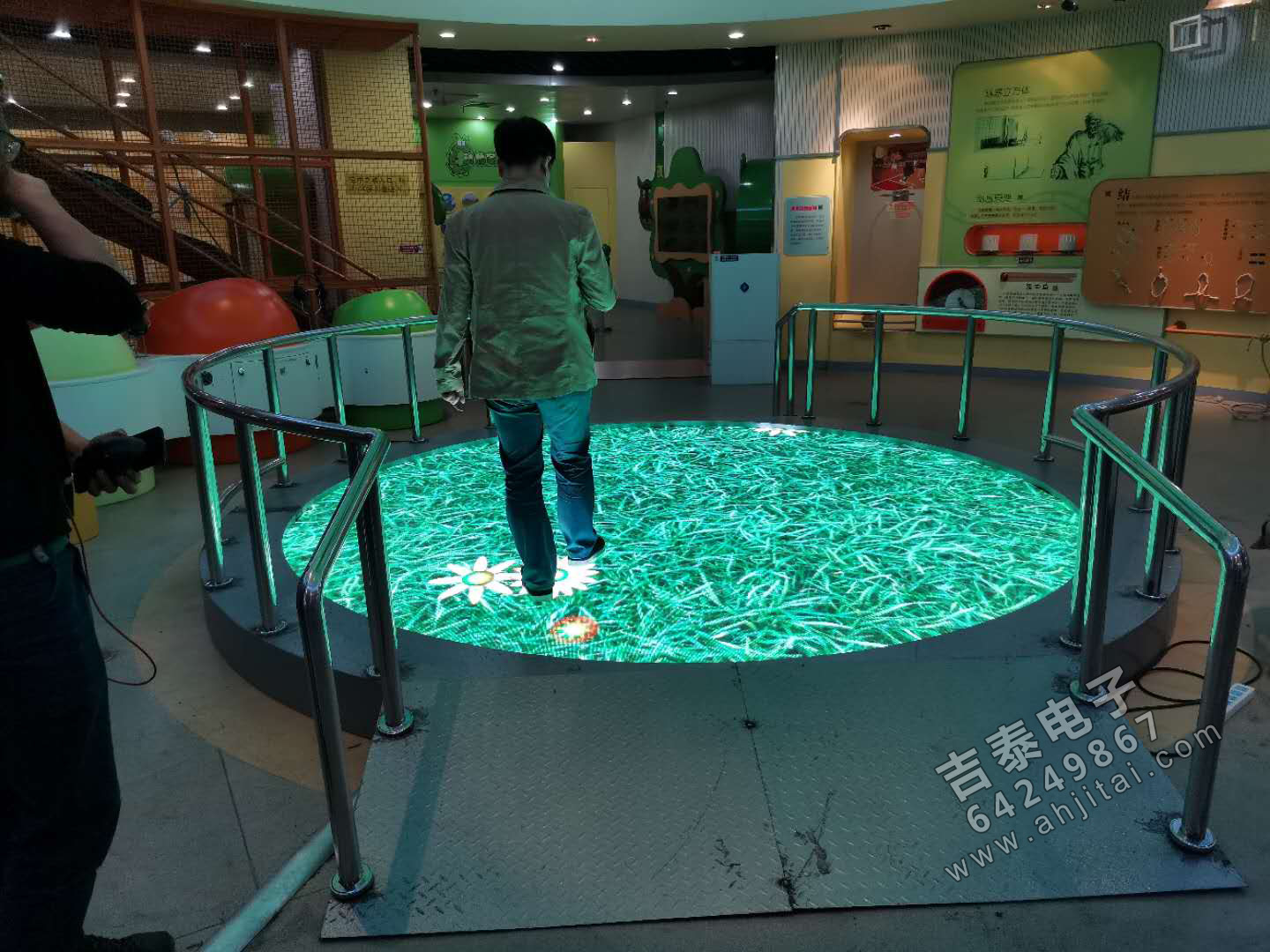 LED屏戶外LED顯示屏 酒店LED地磚屏 酒吧LED地屏價(jià)格多少 LED地屏公司