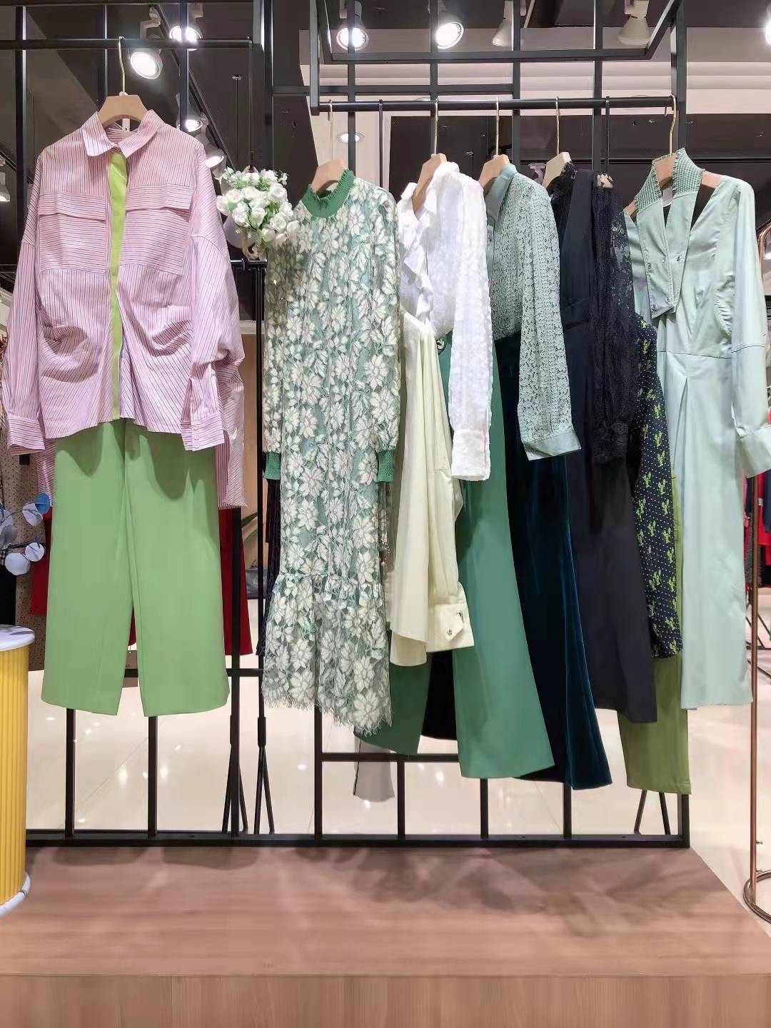 品牌萬紫千紅2022春女裝尾貨庫存批發(fā)貨源