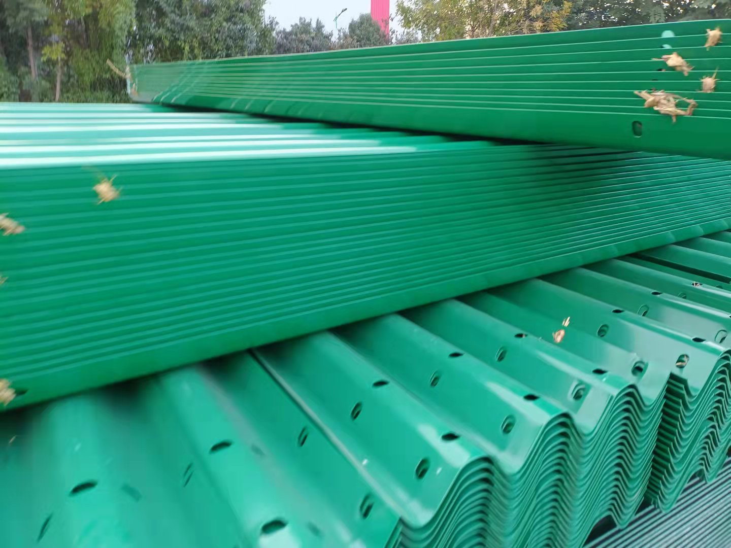 兩波噴塑波形護(hù)欄-廠家-價(jià)格