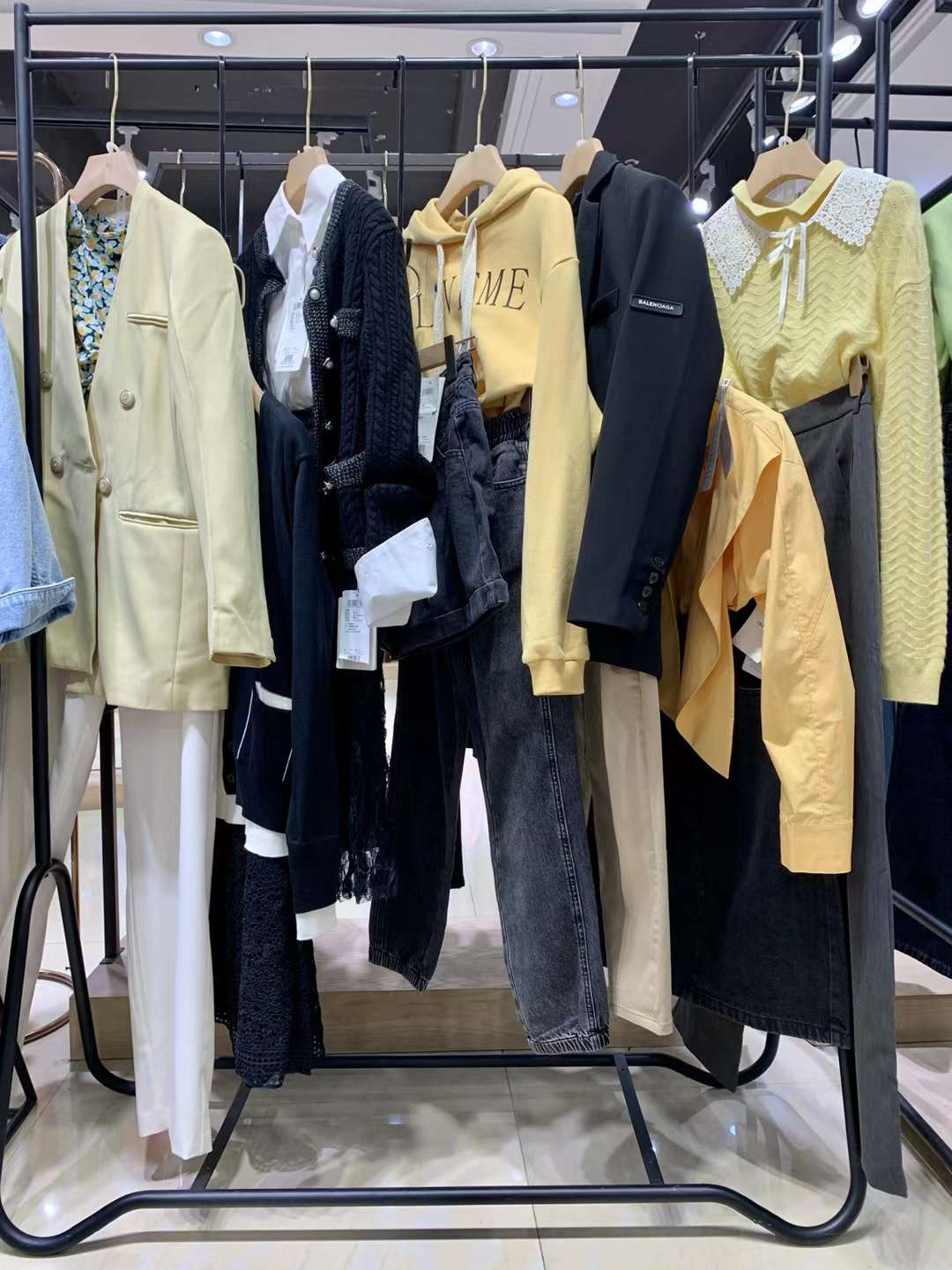 潮牌品牌伊納芙2022春女裝折扣尾貨庫存批發(fā)渠道