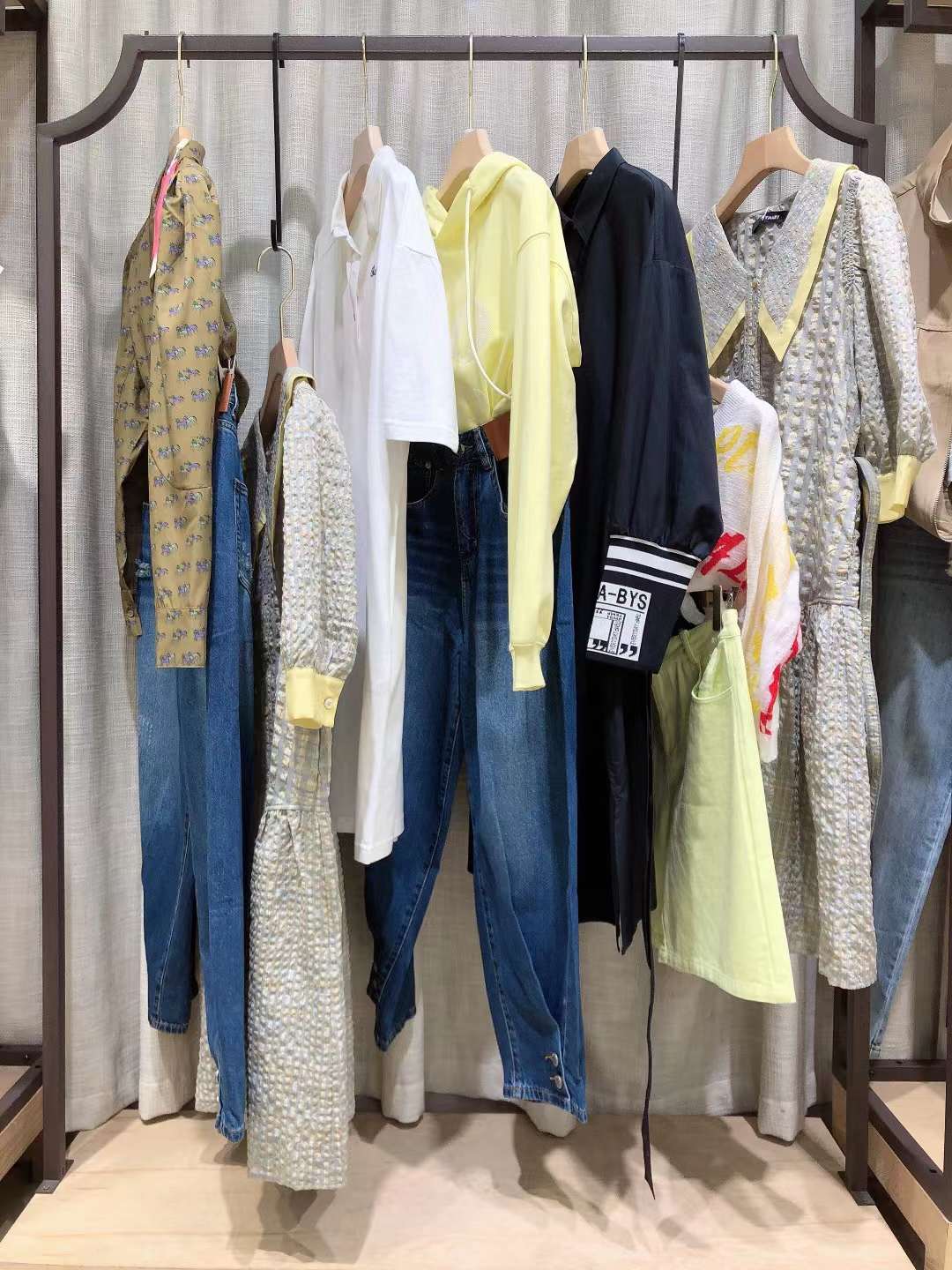 國內(nèi)知 名品牌寶貝瑪麗2022春女裝折扣尾貨批發(fā)供應(yīng)商