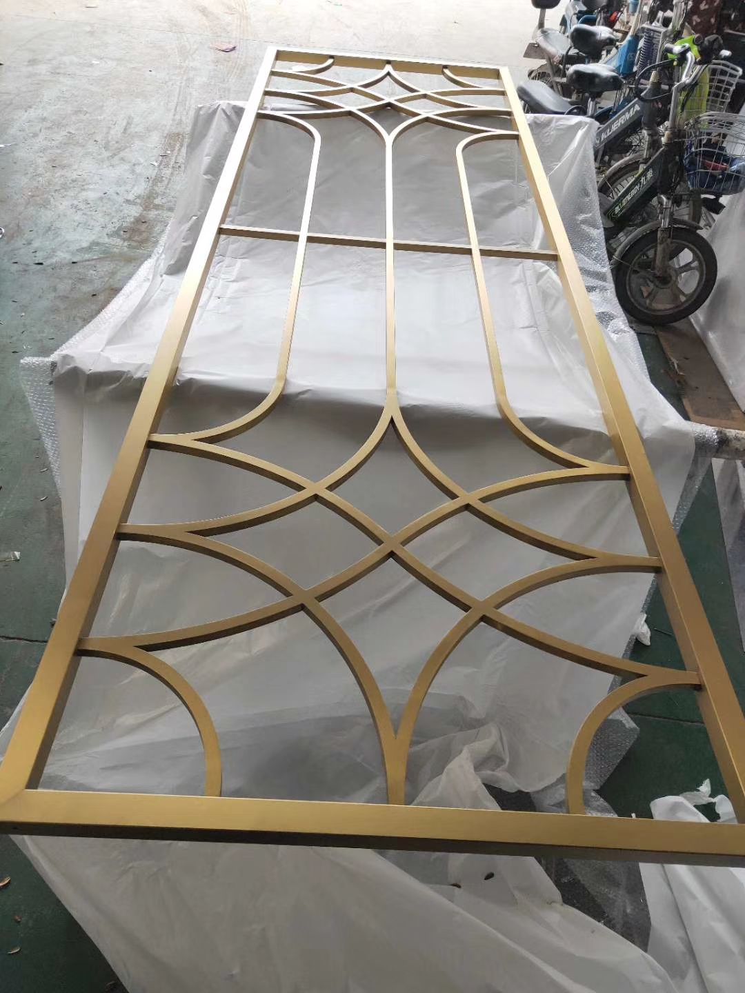 不銹鋼家裝屏風(fēng)隔斷客廳酒店玄關(guān)金屬掛屏現(xiàn)代輕奢鏤空不銹鋼屏風(fēng)