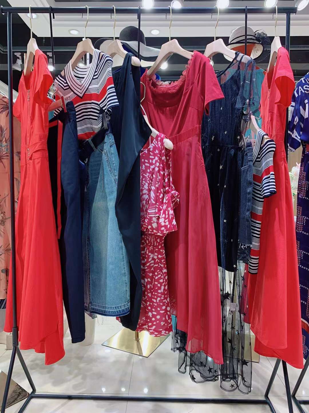 上海高端 品牌郁香菲2021秋一二線大 牌品牌折扣女裝批發(fā)基地
