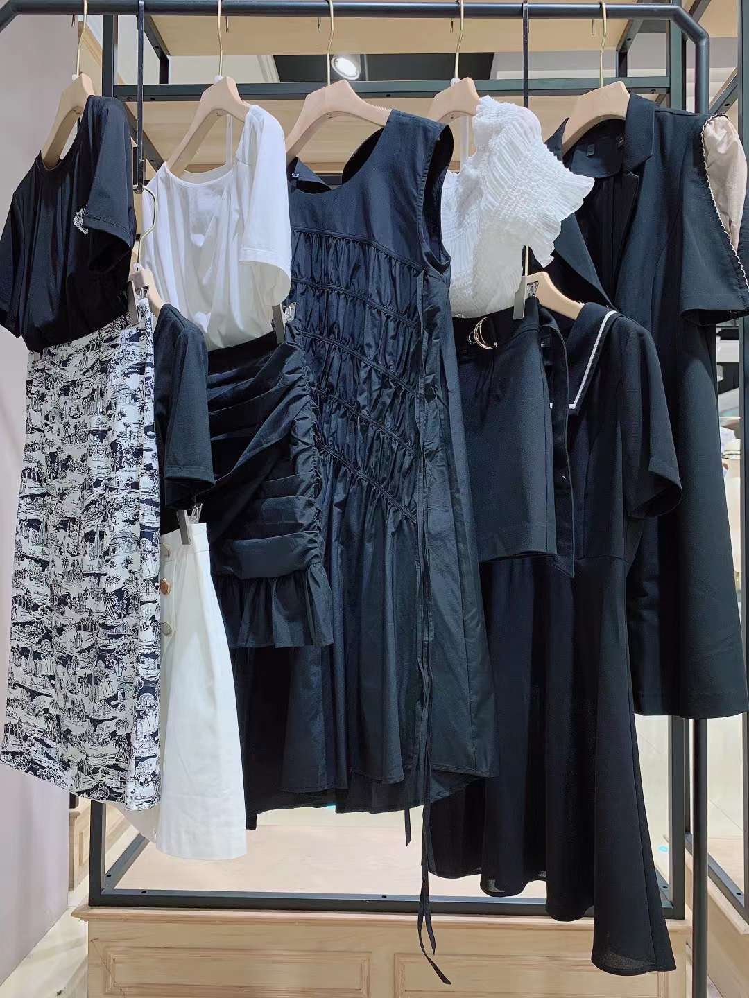 熱門品牌高端時(shí)尚品牌迪卡軒 2022夏女裝折扣尾貨批發(fā)市場