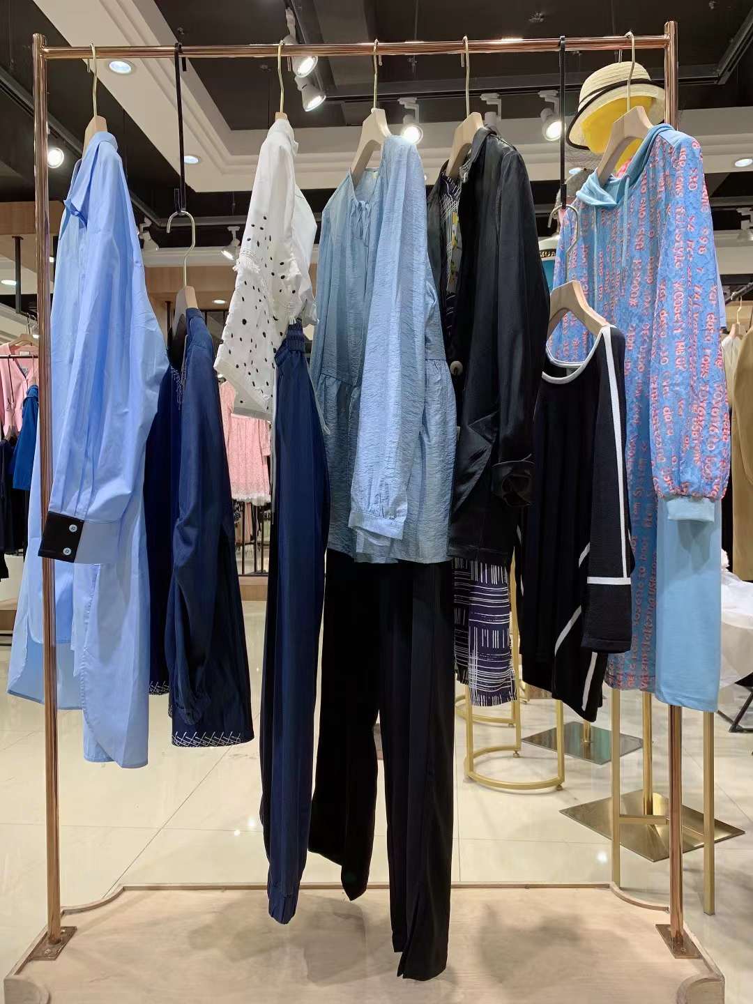 高 檔知 名品牌莉佳麗 2022春女裝庫存尾貨折扣批發(fā)市場