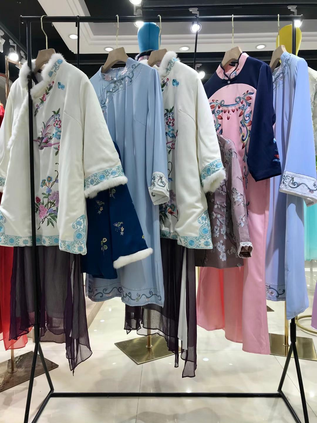 羽墨中國(guó)風(fēng)2021秋冬專柜下架品牌女裝尾貨庫(kù)存走份批發(fā) 國(guó)內(nèi)尾貨服裝批發(fā)市場(chǎng)