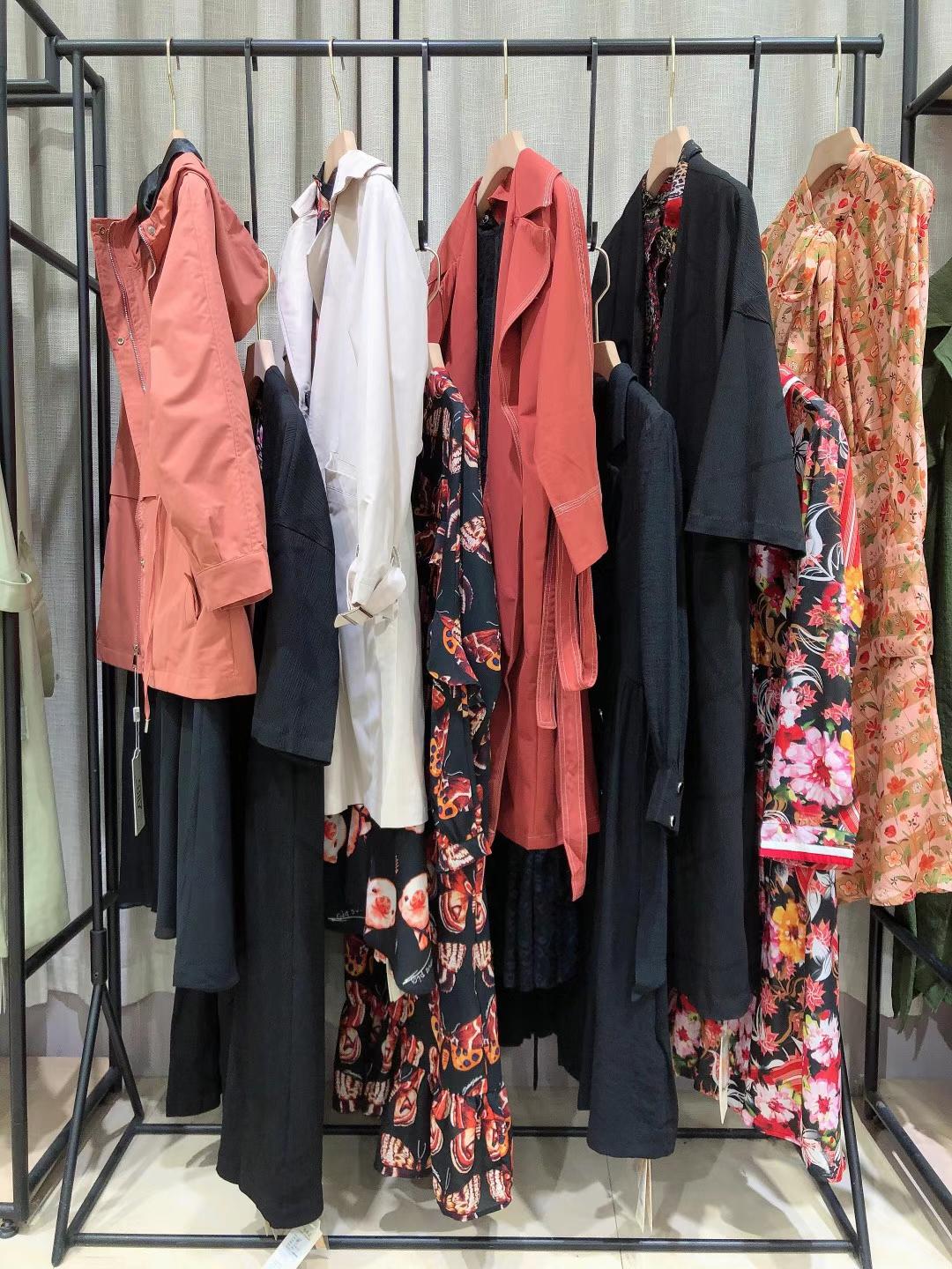 杭州品牌西子戀2022春款大碼女裝品牌折扣店貨源批發(fā)市場 具有性價(jià)比品牌折扣批發(fā)