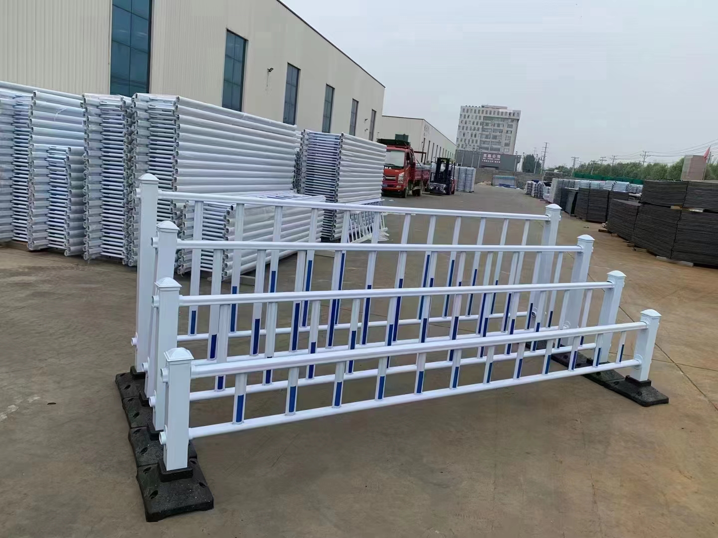市政京式護(hù)欄市政常規(guī)護(hù)欄道路隔離護(hù)欄道路交通護(hù)欄道路隔離護(hù)欄
