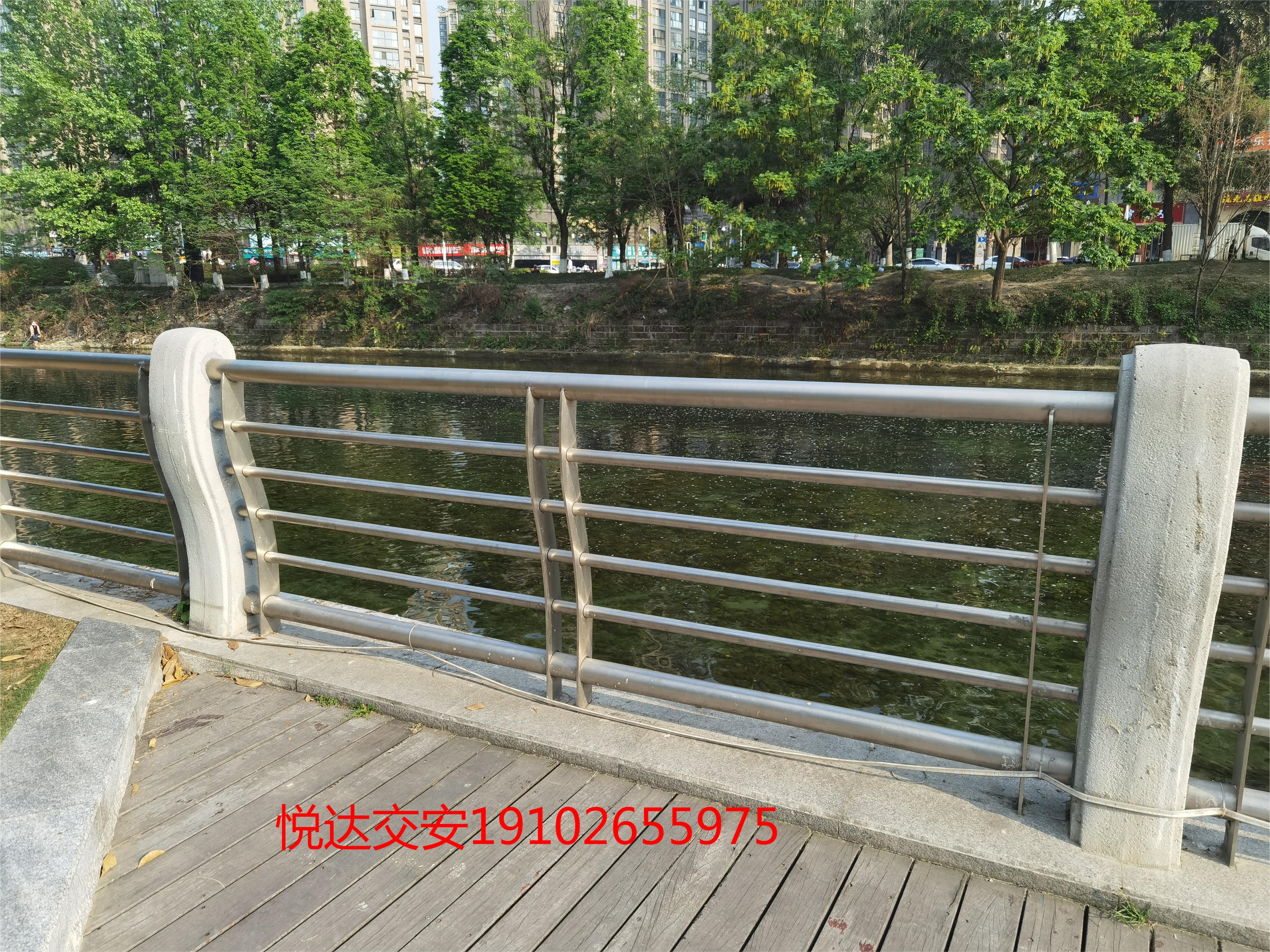 道路護(hù)欄河道護(hù)欄機(jī)非護(hù)欄防撞護(hù)欄不銹鋼復(fù)合管 不銹鋼復(fù)合管等交通設(shè)施