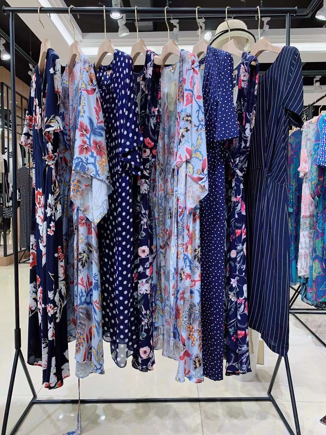 高端時尚品牌維珈2022 夏品牌女裝折扣尾貨一手批發(fā)貨源