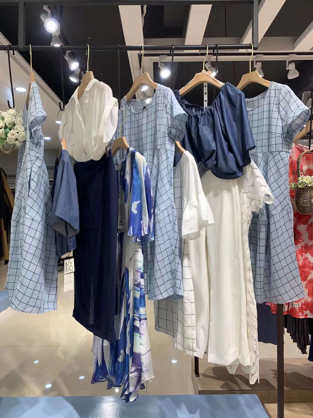 高 檔原創(chuàng)設(shè)計師品牌朗黛國際2022春折扣女裝批發(fā)尾貨供應(yīng)商