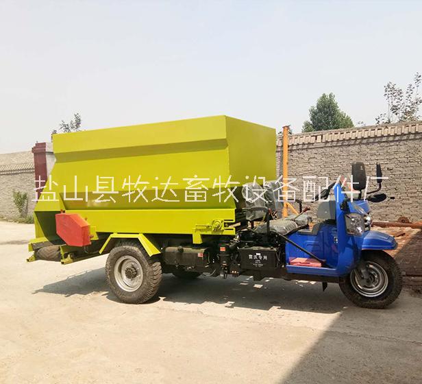電動機械牛羊撒料車 TMR日糧立式攪拌撒料車 牧牛羊場飼料攪拌機