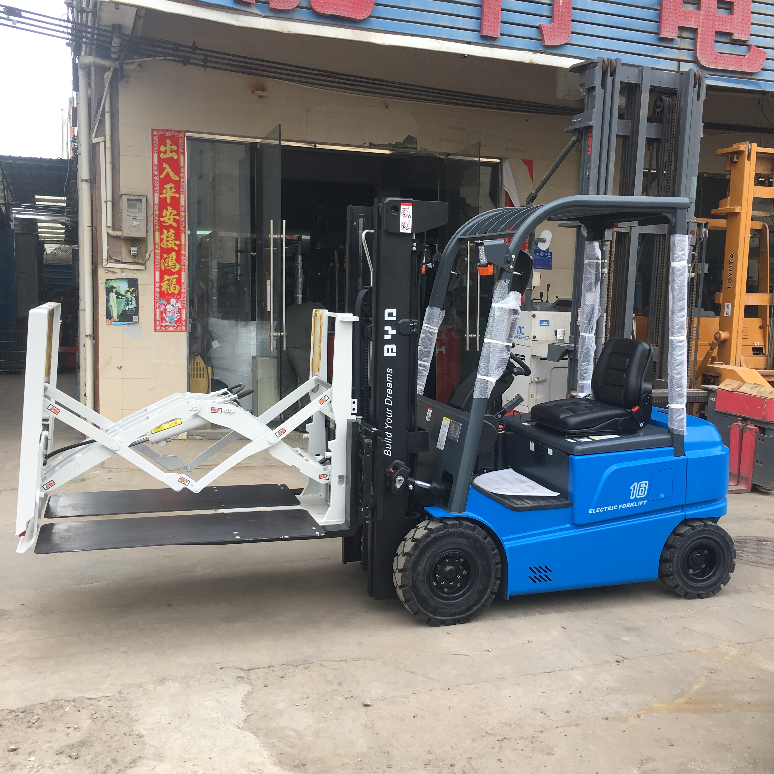 全新鐵鋰電池叉車充電快 電池免加水 CPD16比亞迪叉車租售