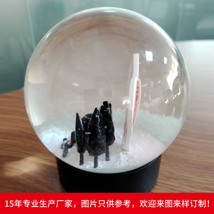 定做樹脂水球工廠玻璃雪花球擺件鐵塔圣誕節(jié)定制廠家生產(chǎn)創(chuàng)意禮品