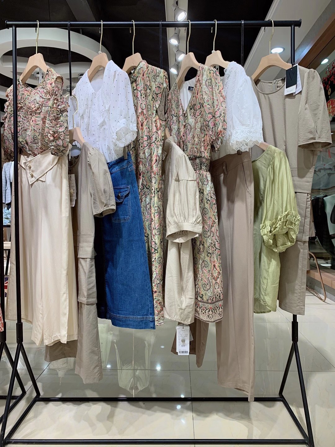 一二線品牌華丹妮2022 夏精 品品牌折扣女裝尾貨批發(fā)貨源