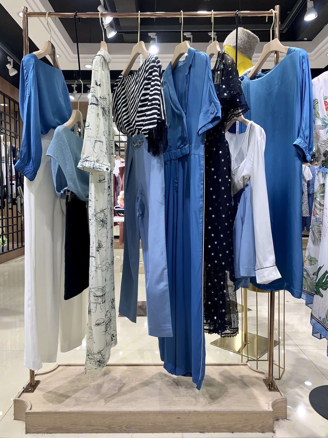 專柜品牌女裝尾貨批發(fā) 芭蒂娜2022春品牌女裝網(wǎng)店店鋪進(jìn)貨貨源批發(fā) 品牌折扣女裝批發(fā)