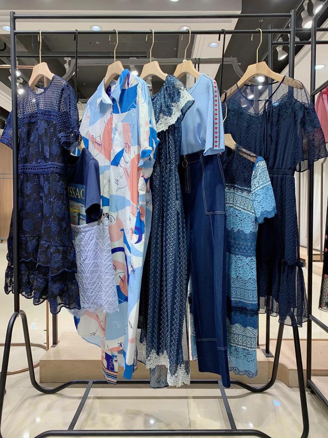 供應(yīng)品牌折扣女裝摩薩克2022夏潮牌女裝折扣店尾貨批發(fā)貨源 折扣女裝貨源廠家直發(fā)