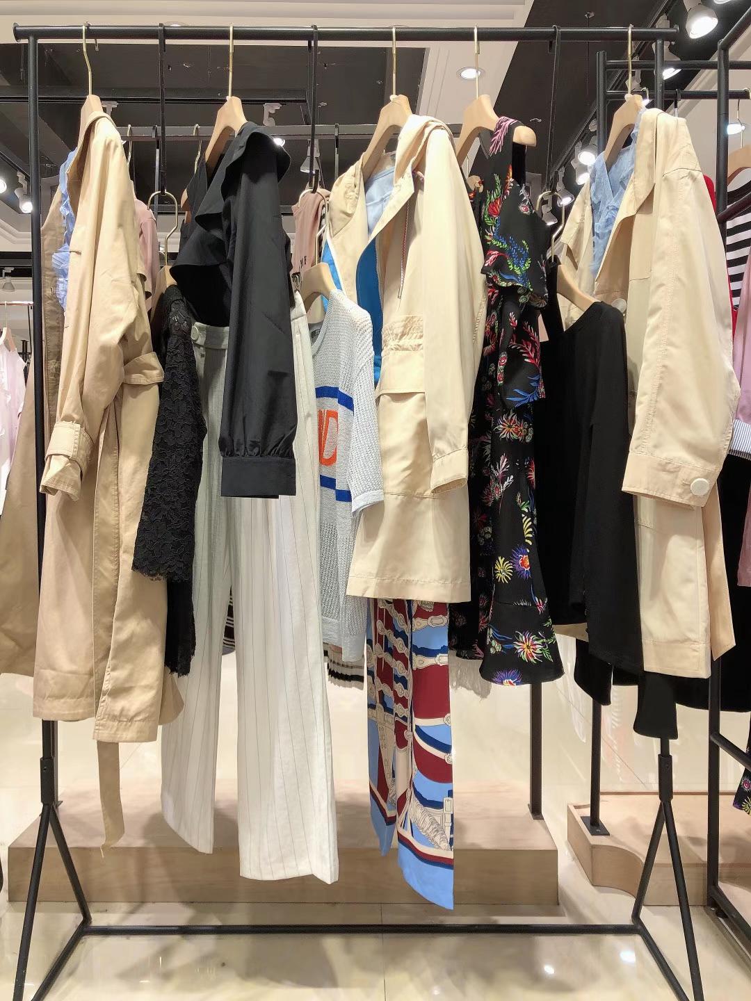 高 端輕奢女裝艾托奧22春女裝品牌撤柜正 品批發(fā)廣州女裝折扣店貨源尾貨市場