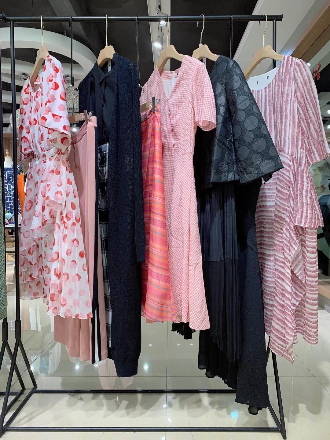 大 牌時尚女裝 臺繡 2022 夏品牌女裝折扣尾貨一手貨源庫存批發(fā)