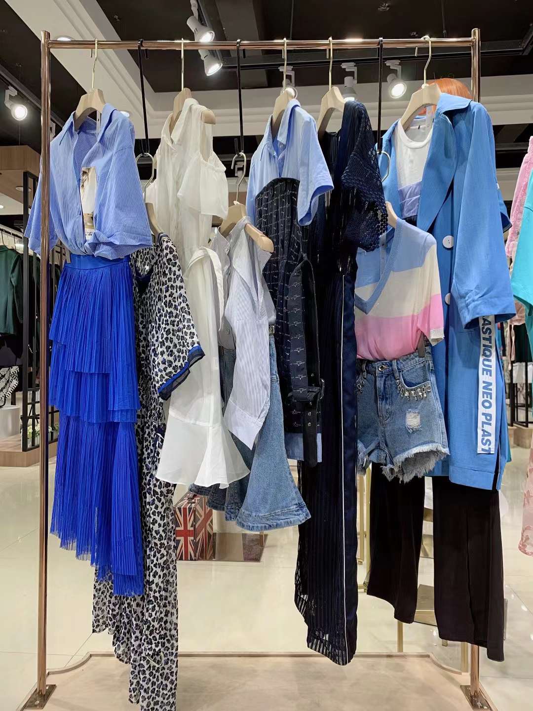超高性價比女裝品牌珞炫2022夏上海一 線輕奢潮牌專柜下架女裝貨源批發(fā)走份 品牌折扣女裝供應貨源
