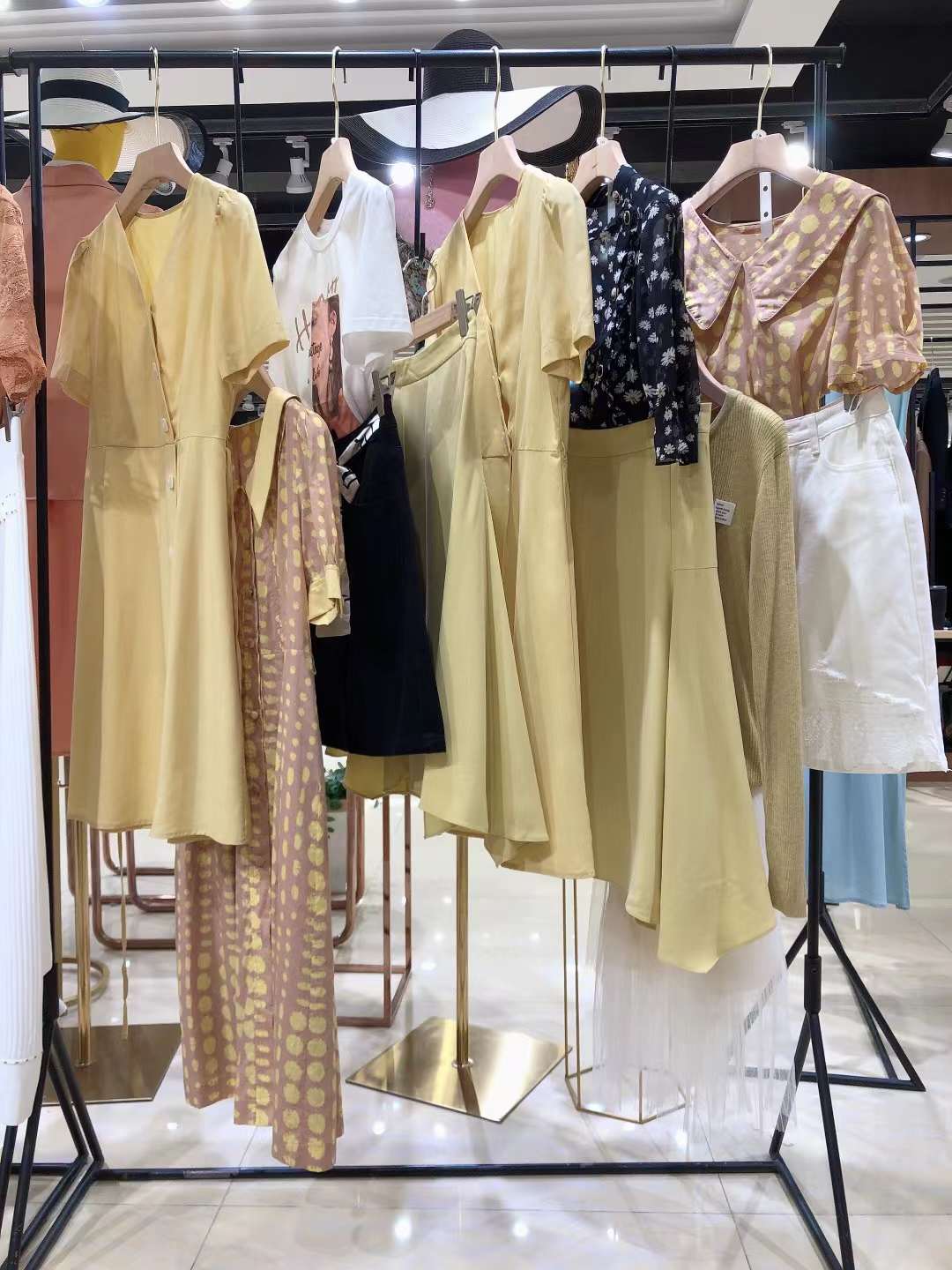 杭州時尚女裝品牌蔓諾蒂22夏品牌折扣女裝批發(fā) 品牌折扣店一折批發(fā)拿貨