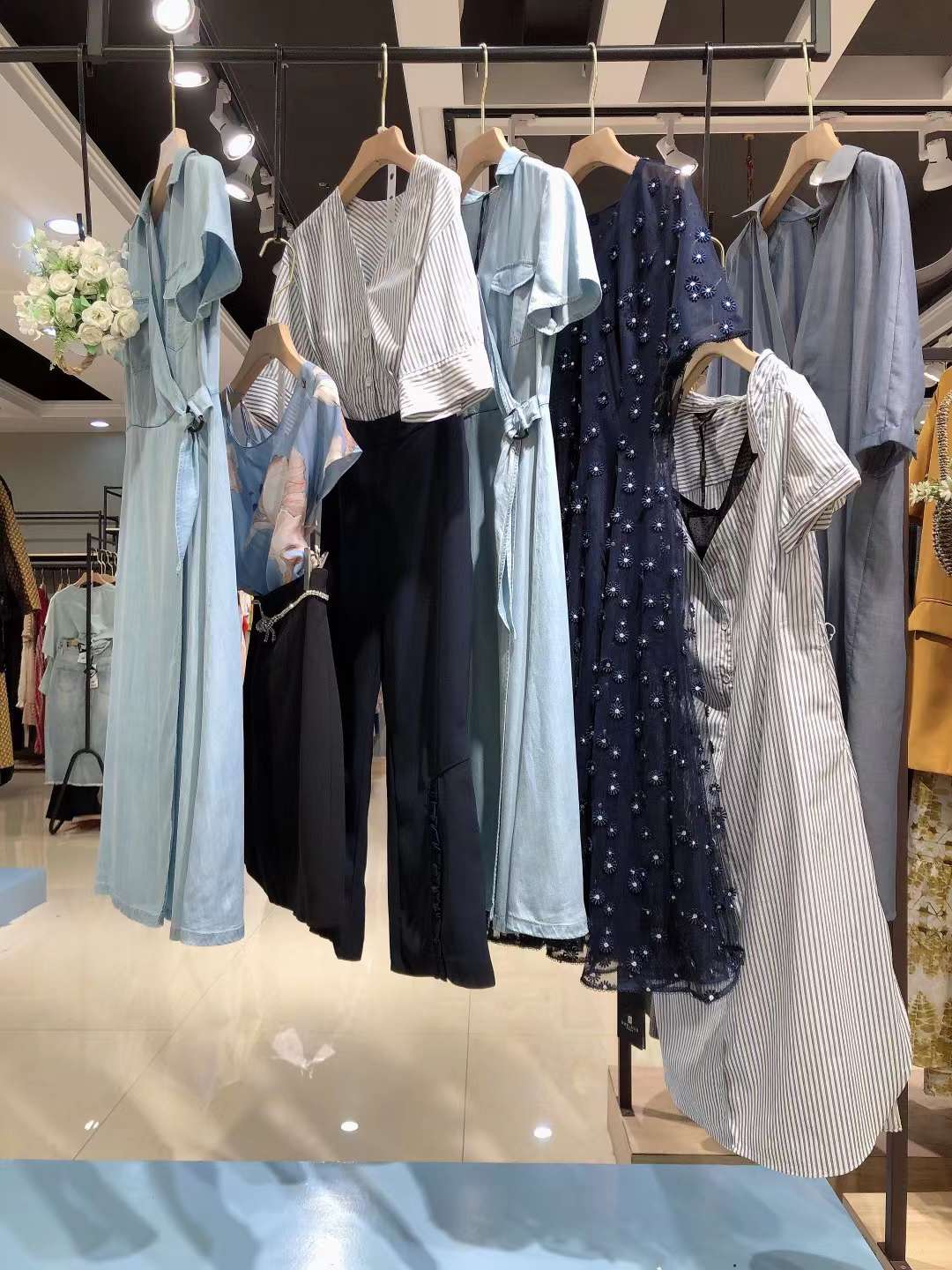 實體店直播間貨源批發(fā) 西納維思品牌女裝一手貨源折扣走份批發(fā)渠道