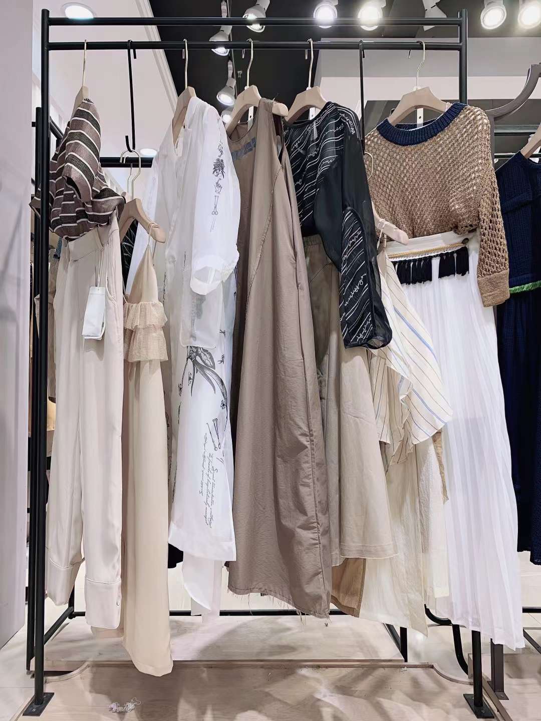 簡(jiǎn)約時(shí)尚女裝伊迪索2022春夏品牌折扣女裝尾貨電商拿貨渠道