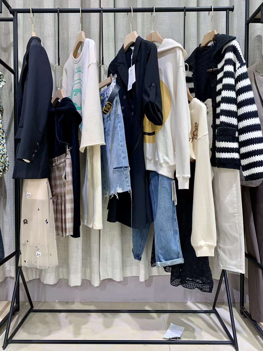 國內(nèi)知 名品牌 伊納芙 2022春品牌女裝折扣尾貨庫存批發(fā)渠道
