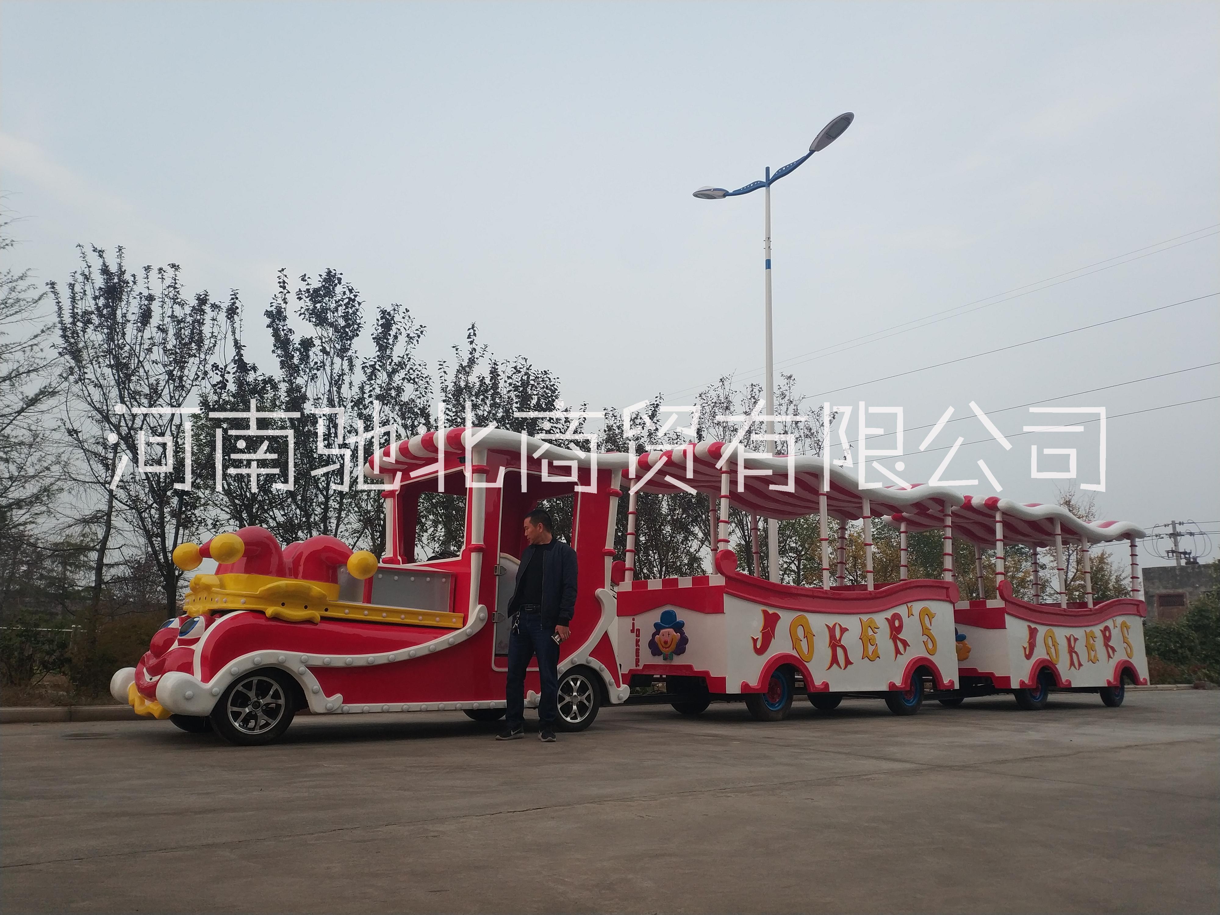 武漢大丑小火車 尺寸加大的小丑  解決了乘坐人數(shù)問題