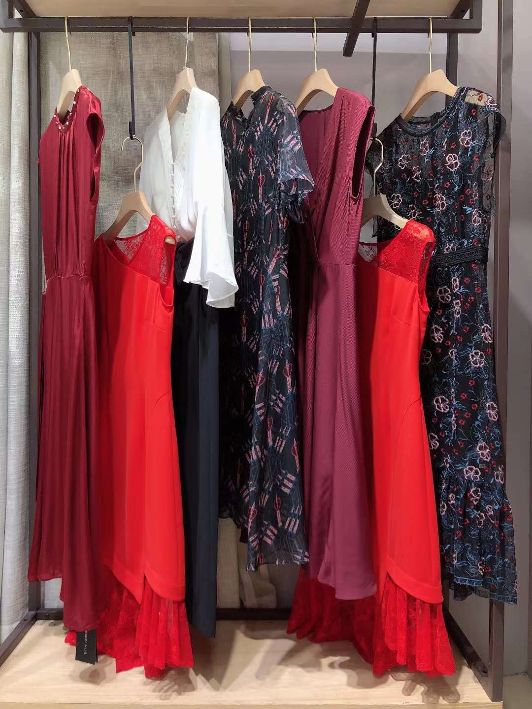 實(shí)體店直播間品牌女裝西納維思22夏品牌尾貨服裝批批發(fā)工廠直 批商務(wù)領(lǐng)白女裝貨源尾貨