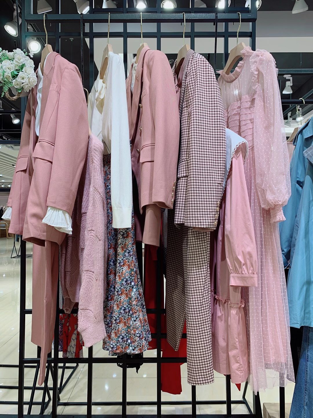 品牌妍帛2022斷碼折扣女裝尾貨庫(kù)存批發(fā) 斷碼斷款女裝服飾批發(fā)