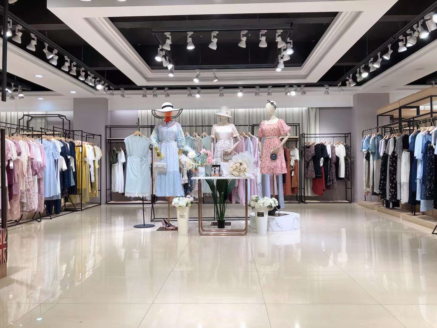 大 牌女裝伊樹2022夏品牌女裝折扣尾貨庫存批發(fā) 新款服飾品牌折扣撤柜剪標(biāo)尾貨貨源批發(fā)