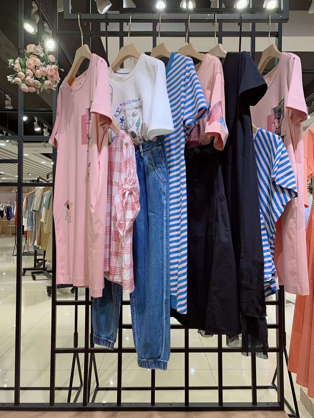 知 名女裝麗迪莎22夏女裝折扣尾貨電商直播進(jìn)貨渠道
