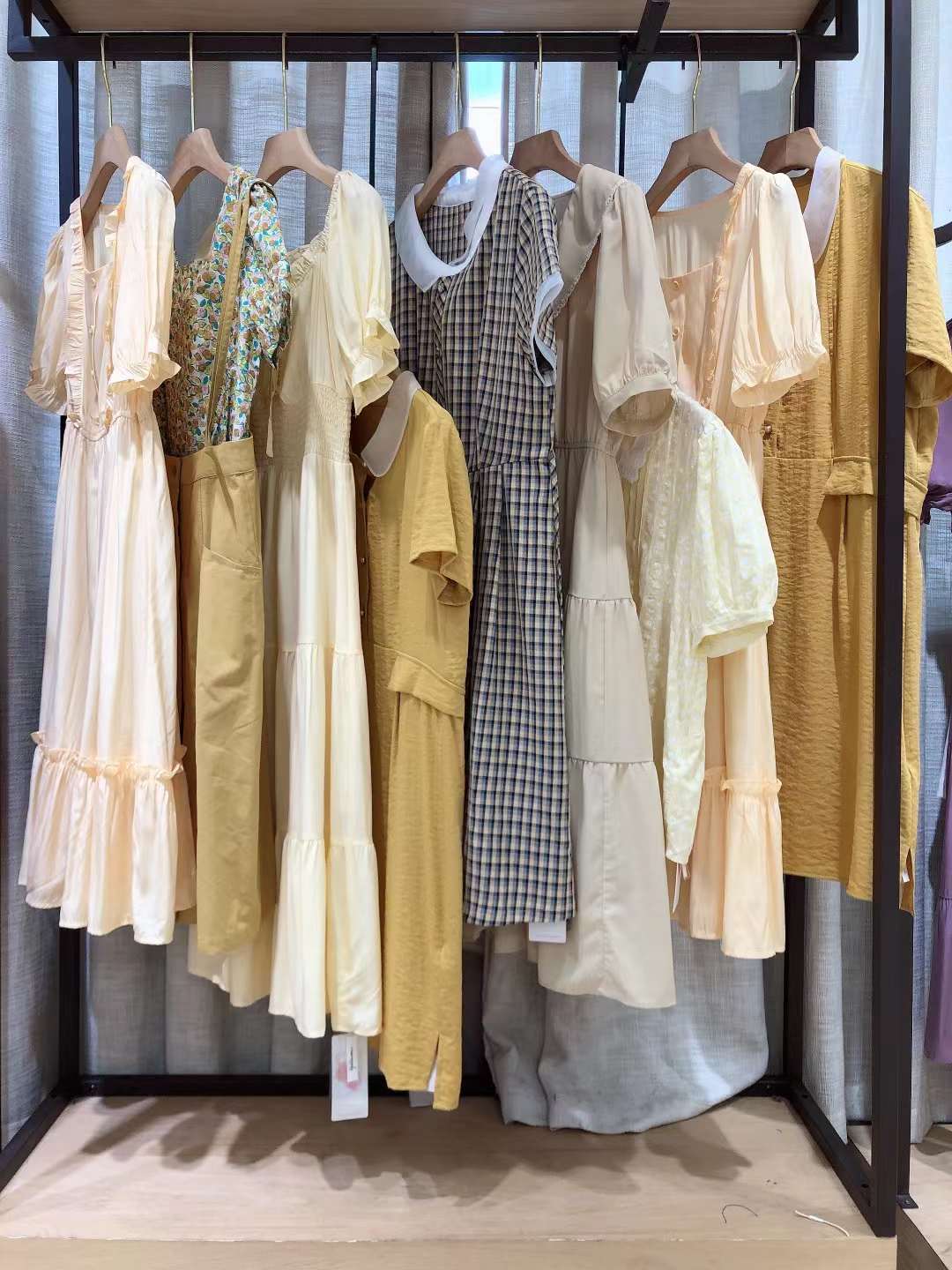 【依戀】2022年夏 連衣裙女裝折扣批發(fā) 時尚女裝庫存撤柜批發(fā)