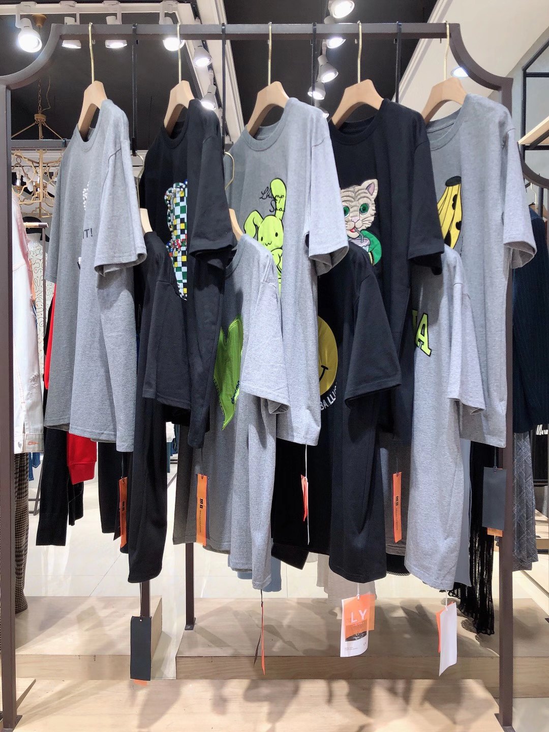 深圳品牌熊維尼2022夏一二線品牌女裝折扣貨源批發(fā)