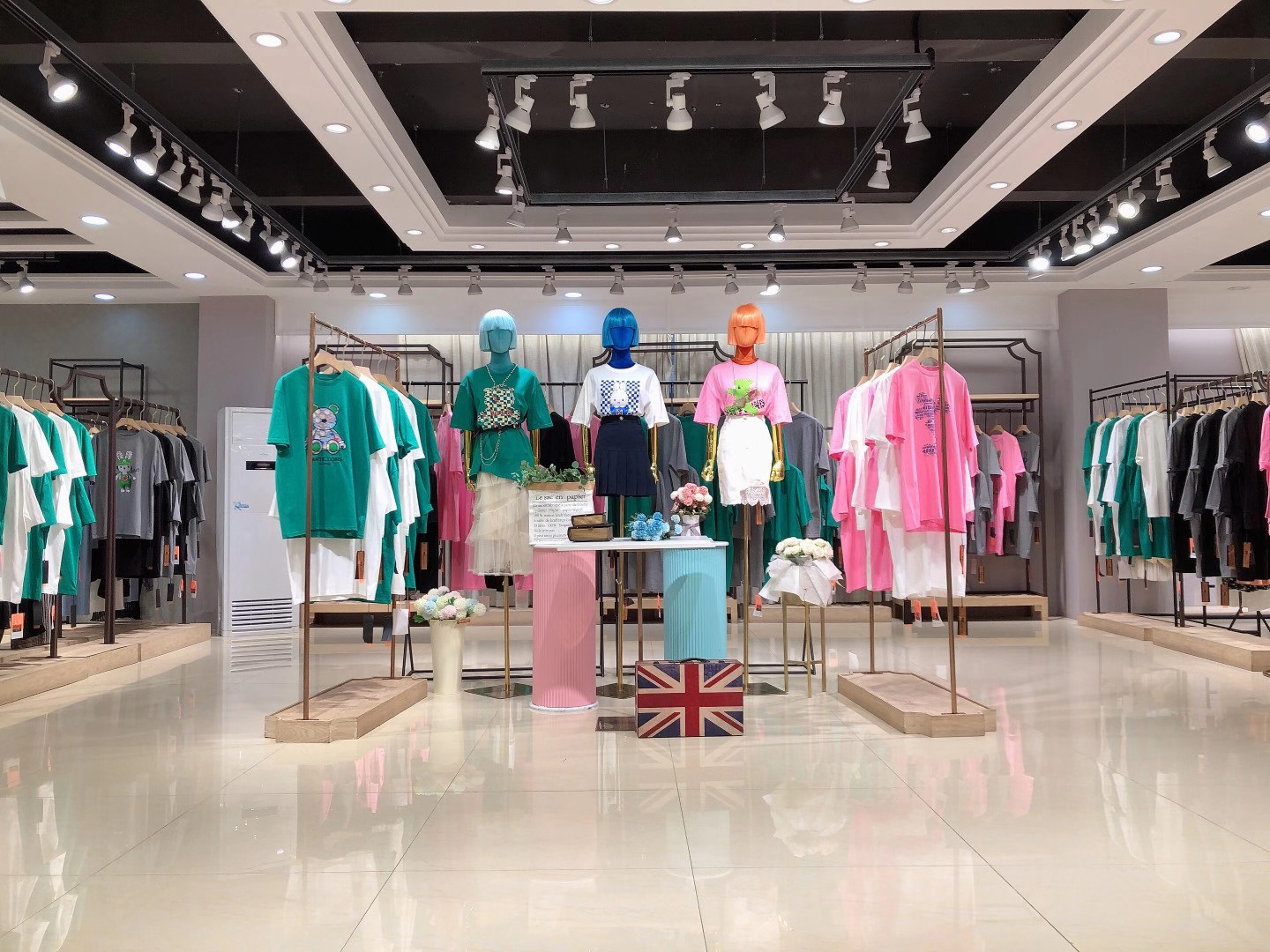 深圳品牌熊維尼2022夏一二線品牌女裝折扣貨源批發(fā)
